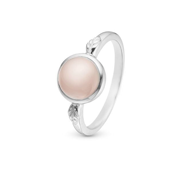 Pink Chalcedony ring i sølv fra Christina Jewelry & Watches med rund pink kalcedon og bladdetaljer.